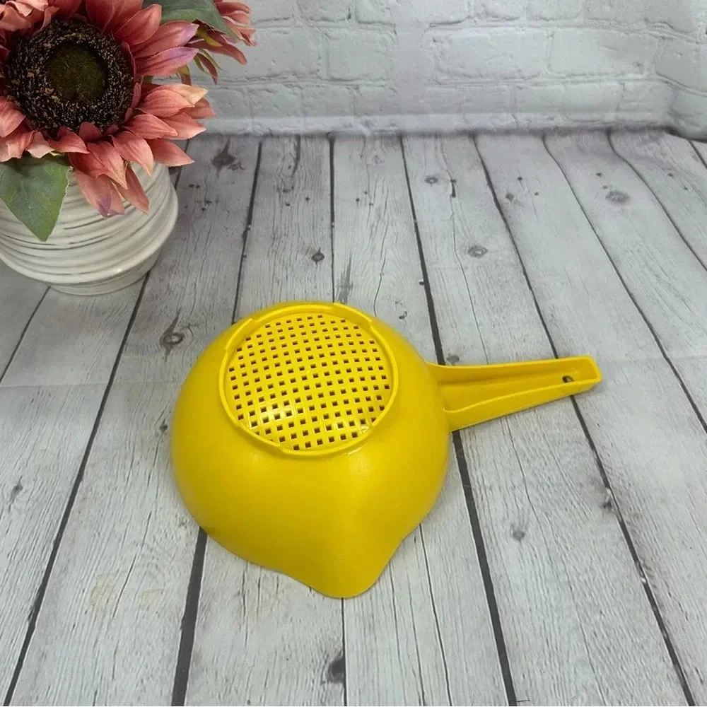 vintage Tupperware 1 quart strainer 1200